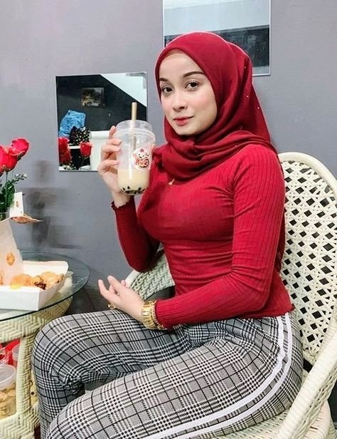 Cerita Porno Nafsu Liar Bu Reni di Balik Kerudung Merah