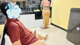 Pembantu Hijab Pantat Besar Memergoki Bos Sedang Coli Di Dapur