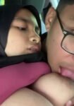 Kenyot SUsu Mbak Hijab Dalam Mobil